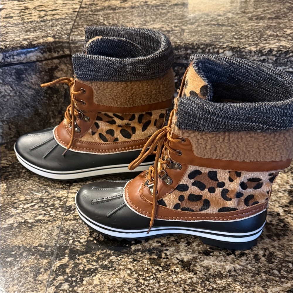 Forever Women’s Stylish Leopard Print Duck Boots - Picture 4 of 10